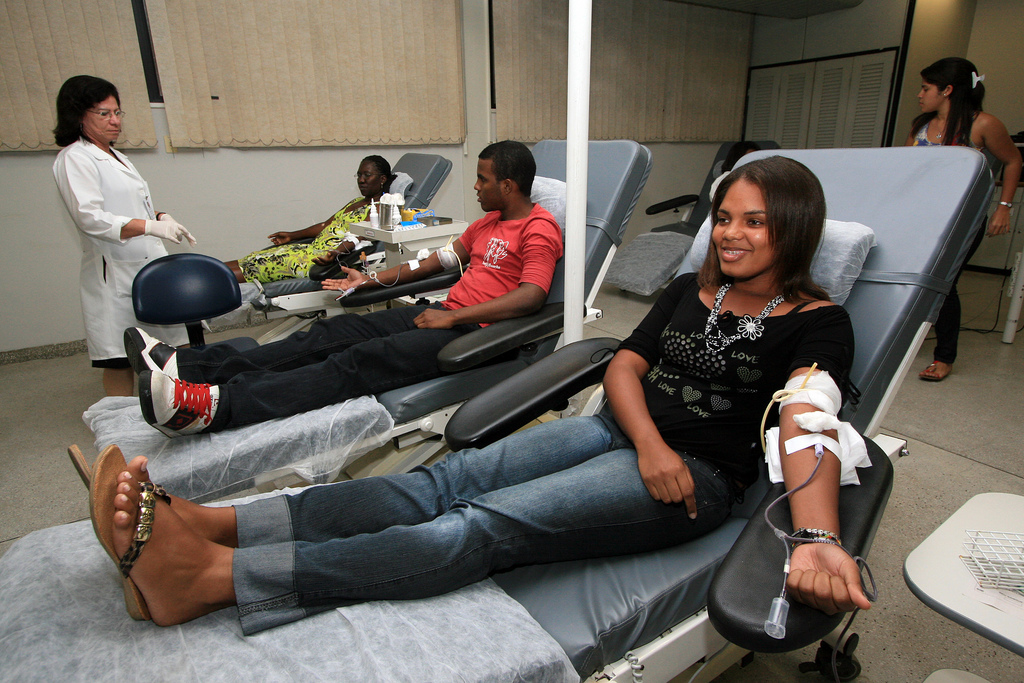Jovens aprendiz das Voluntárias Sociais participam da campanha de doação de sangue. Na foto:Cassia dos Santos/doadora. Foto de Aristeu Chagas/Agecom.